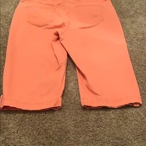 Gloria Vanderbilt Coral Capris 